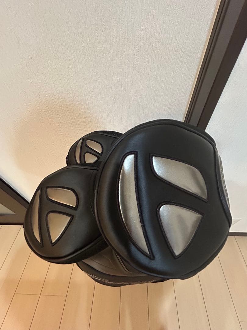 ※最終値下げ 2025テーラーメイド キャディバッグ ※ヘッドカバー付き