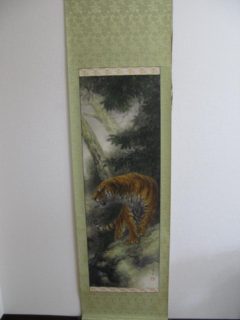 未使用　山嶽之虎図　掛軸　表装　新品仕立て　　掛け軸　肉筆　猛虎