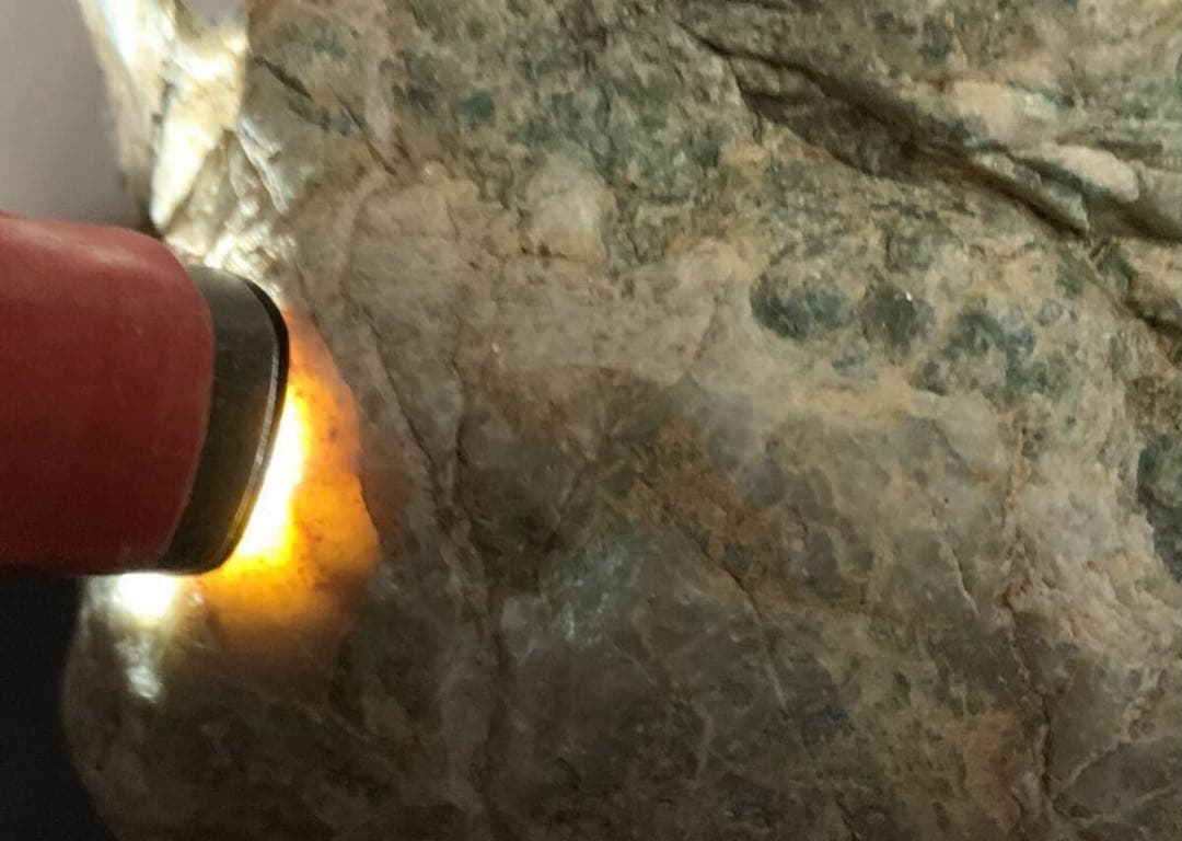 《ご奉仕価格》糸魚川産 エメラルド フェナカイト 11,800ct 原石 宝石