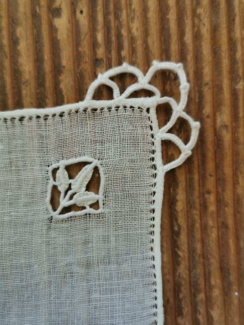 アンティーク レティシアレース刺繍 鳥と三つ葉のニードルワーク リネンドイリー