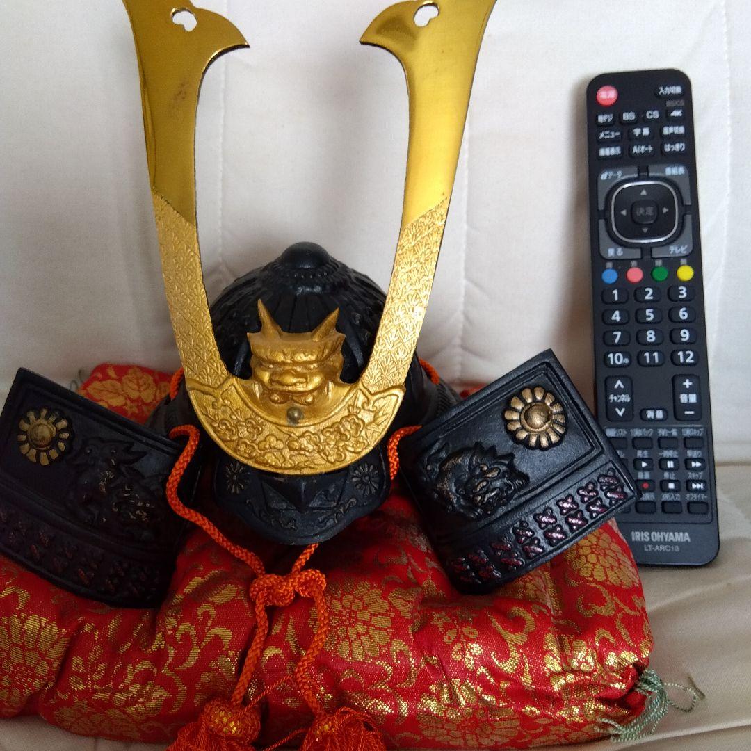 源氏兜 鉄兜タイプ 金色鍬形 約22cm 座布団・木札付き 五月人形