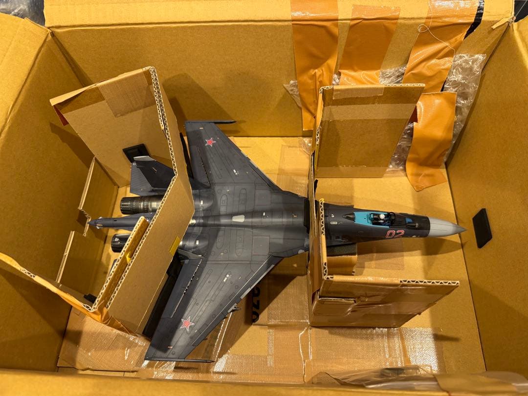 SU-35S フランカーE 1/48 完成品 木製スタンド付き