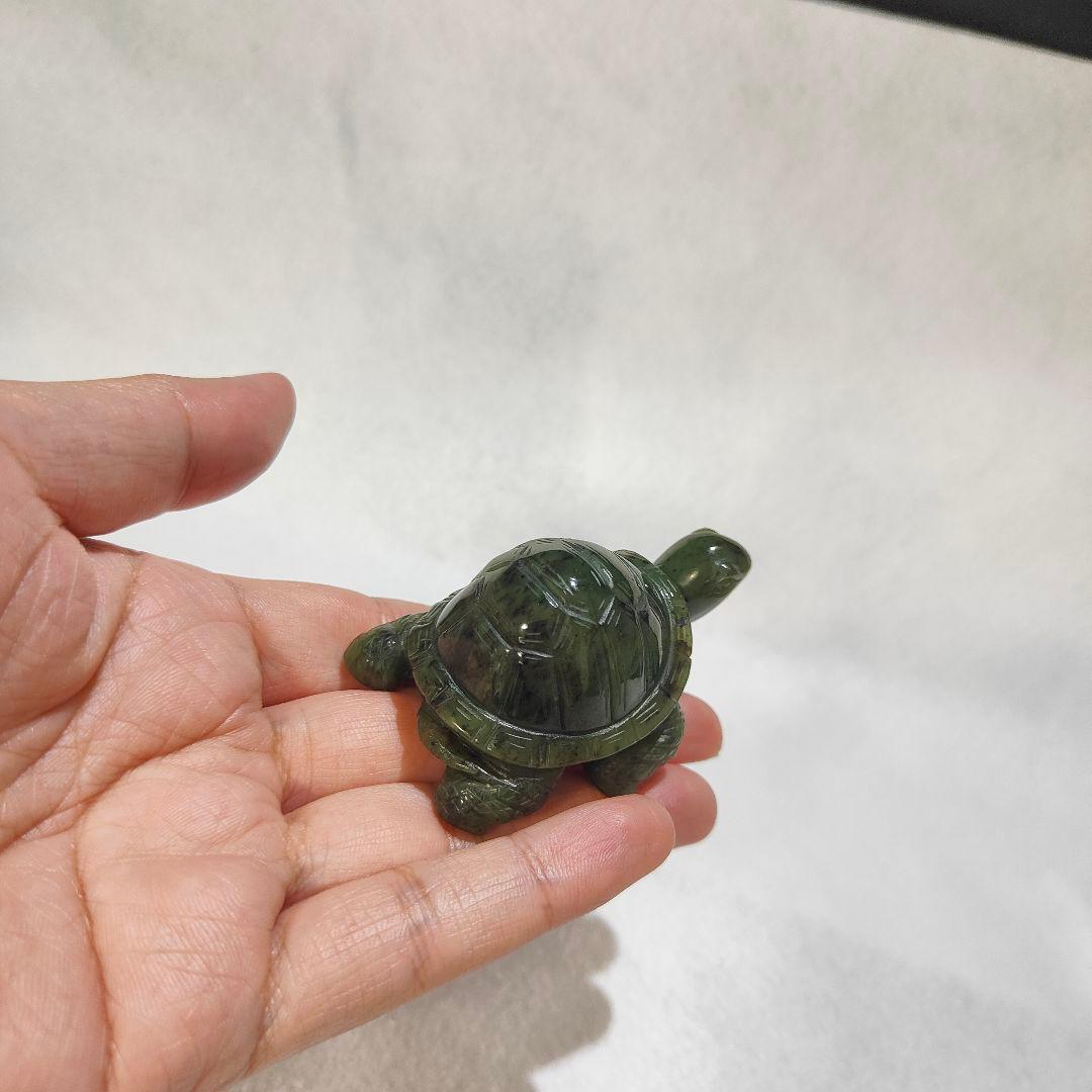 12 亀　軟玉翡翠（ネフライト）で作った亀　天然石　彫刻　翡翠　ヒスイ　亀　かめ