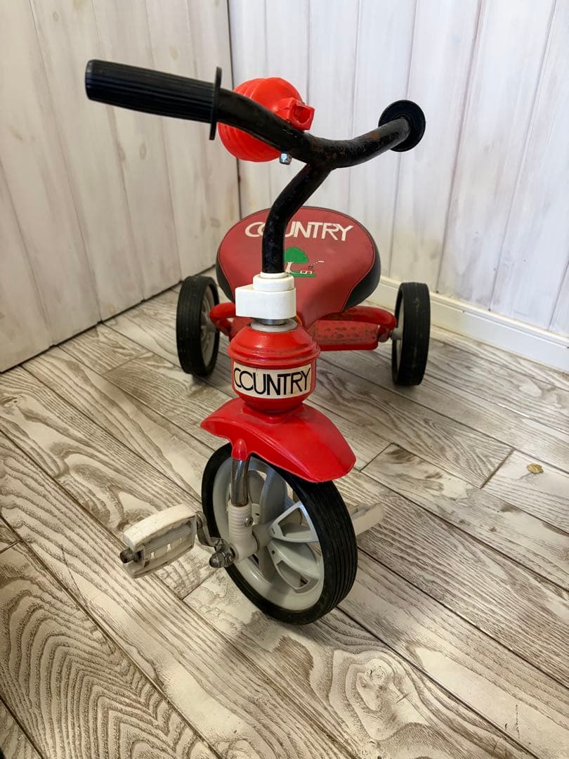 COUNTRY 赤い三輪車 木のイラスト付き