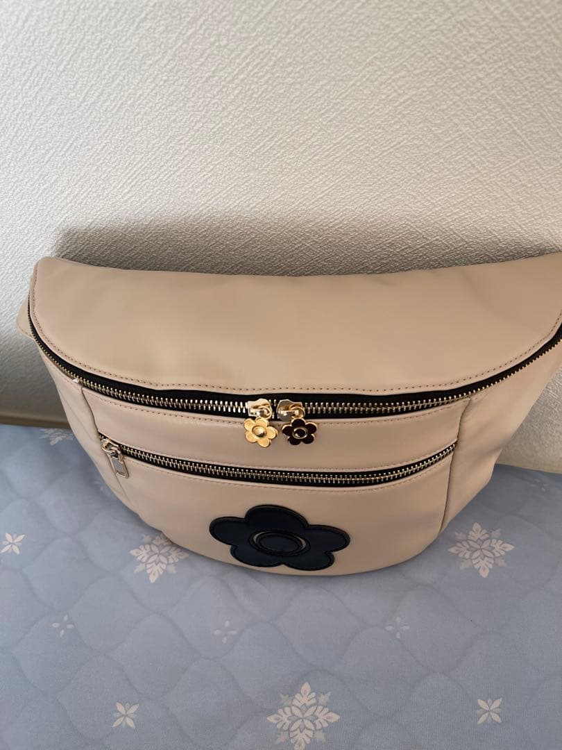 フロントポケットデイジーパッチ ボディバッグ（べージュ）マリークワント完売品