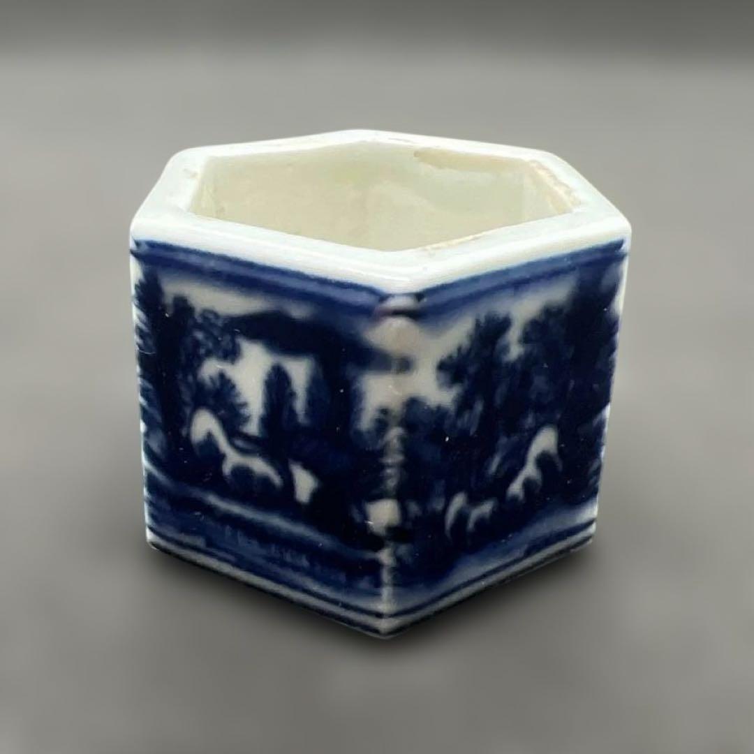 六角山水染付水滴　春雅堂製　文房具　時代品