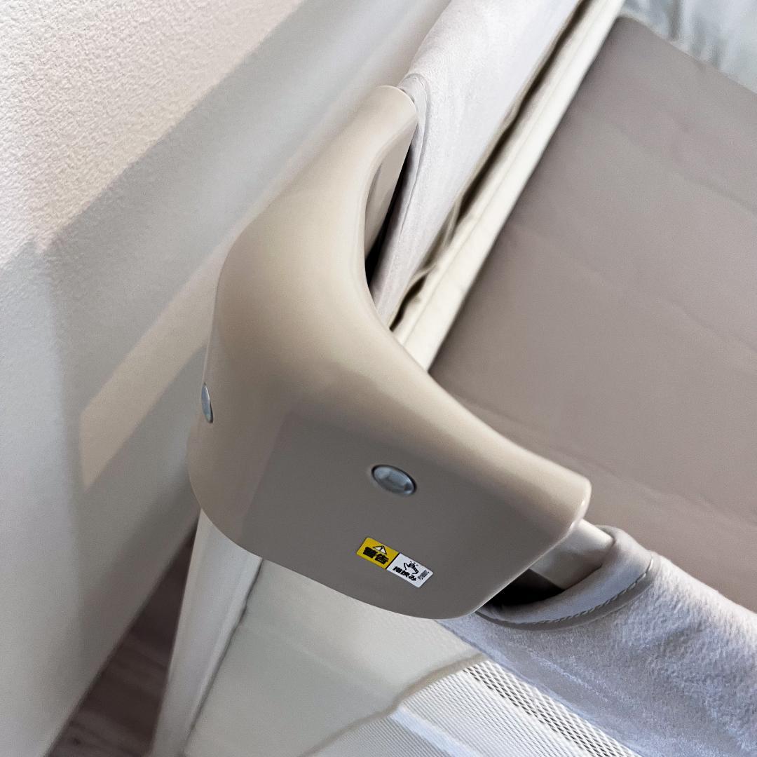 【美品】Apricaベビーベッド ココネルエアープラスABホワイトベージュ