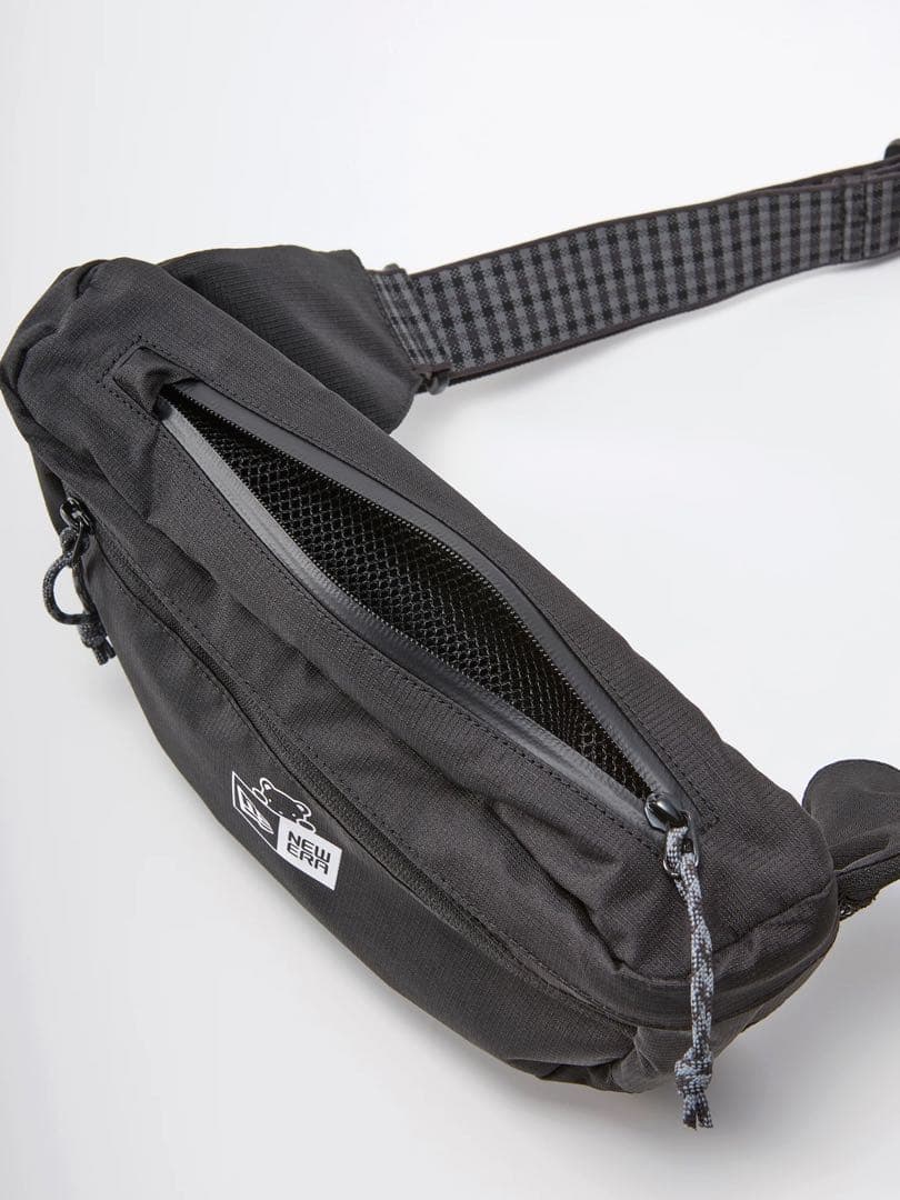 familiar newera ボディバッグ Black