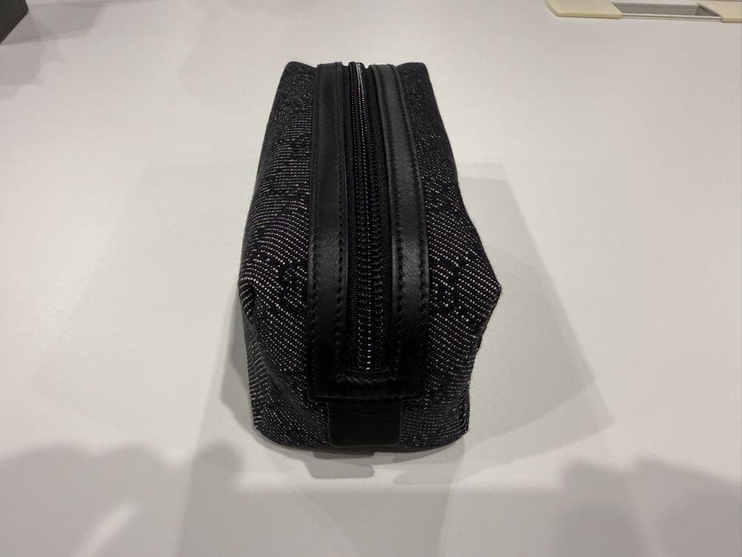 GUCCI ブラックキャンバスポーチ