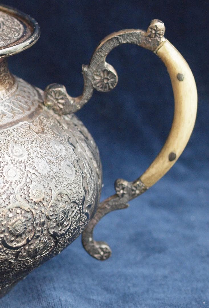 1970年央制作、イラン伝統彫金細工が楽器を奏でる人や花を刻む銀製ティーポット