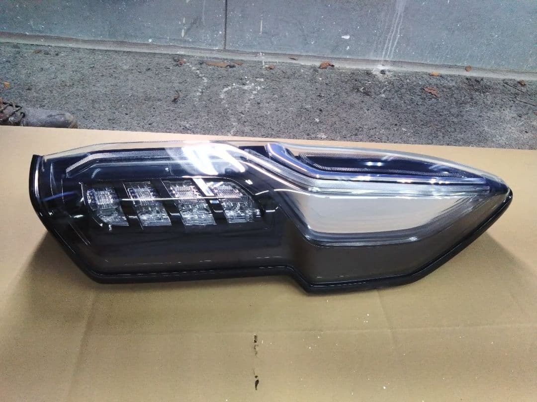 N-BOXカスタムJF3　右テールランプ