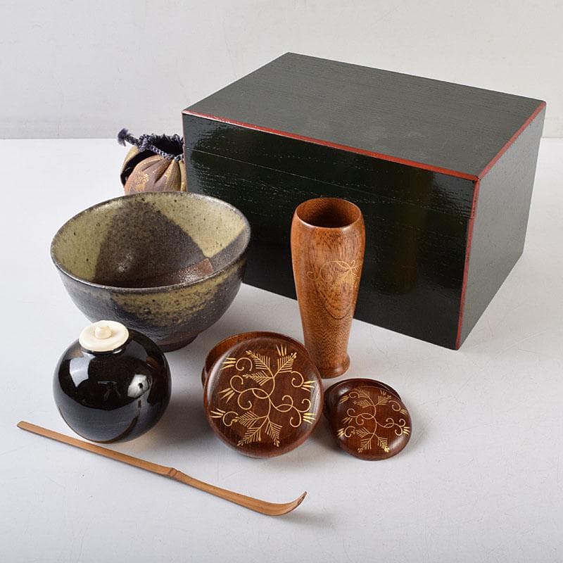 茶道具　青面朱茶箱　茶碗　金蒔絵　棗　香合など　七点　一式　仕覆付　MR9497
