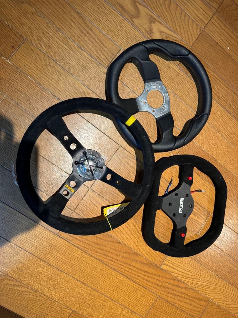 momo一つは未使用品です 各種ステアリング