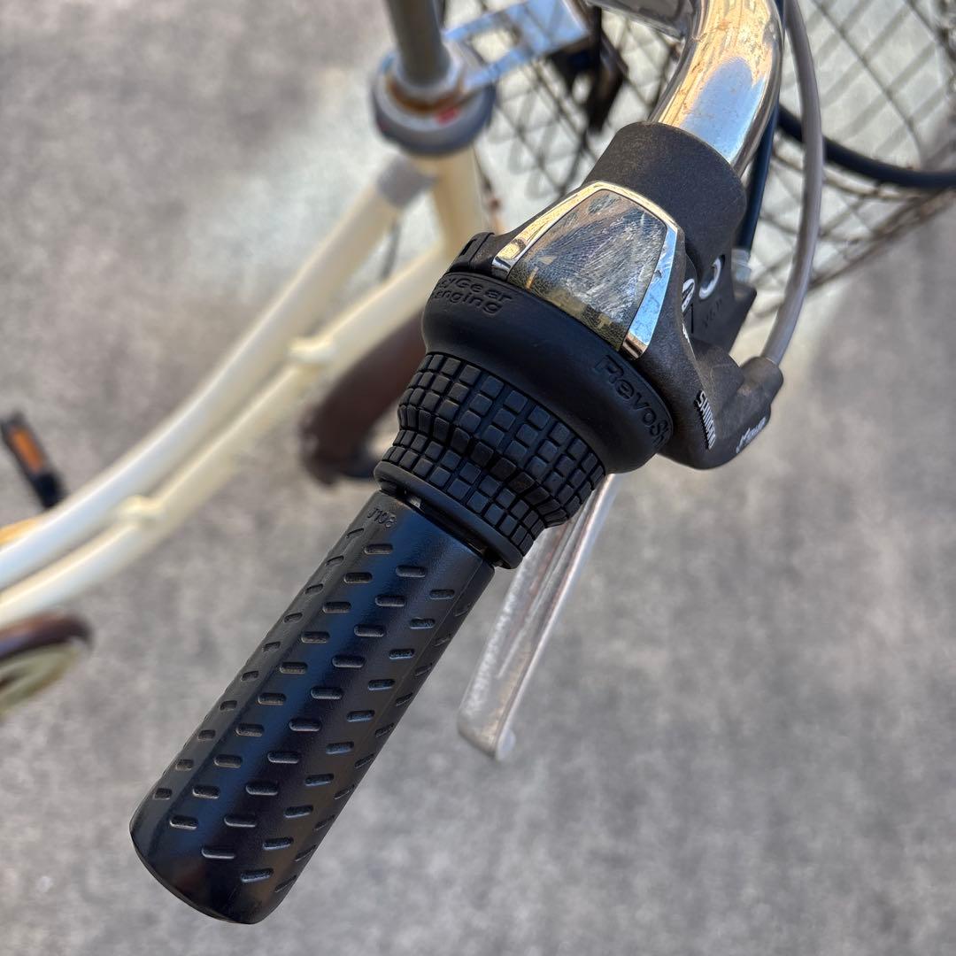クリーム色シティサイクル バスケット付き