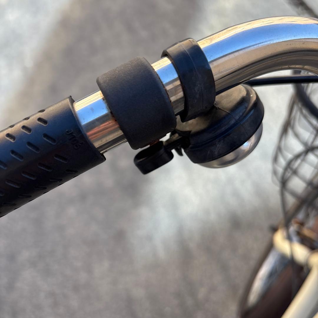 クリーム色シティサイクル バスケット付き