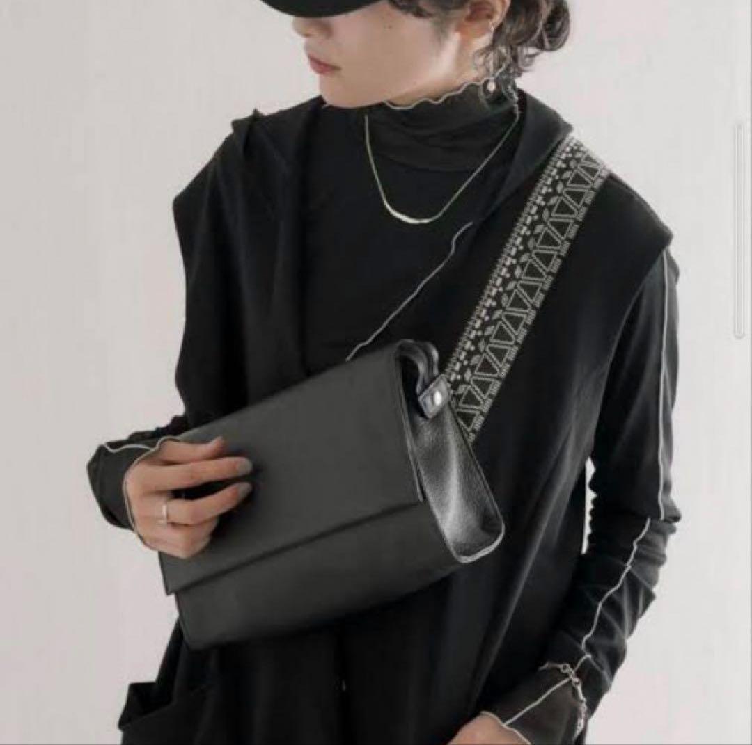 イアパピヨネ 柄ワイドテープショルダーバッグ ダルメシアン ボディバッグ ブルー