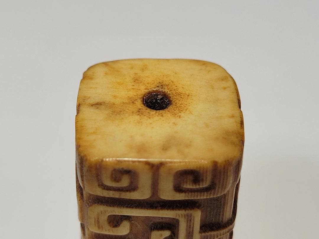 角 彫刻 饕餮紋 根付 装身具 明清時代 幅約高さ約4.1cm