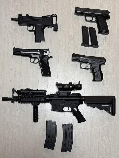 あ*き様 ジャンク扱い・10禁エアガンセット+ホルスター+ライフルケース等