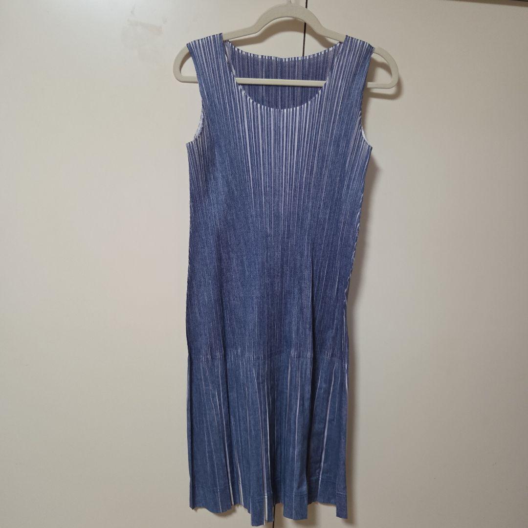 プリーツプリーズ　ノースリーブワンピース 青白ストライプ