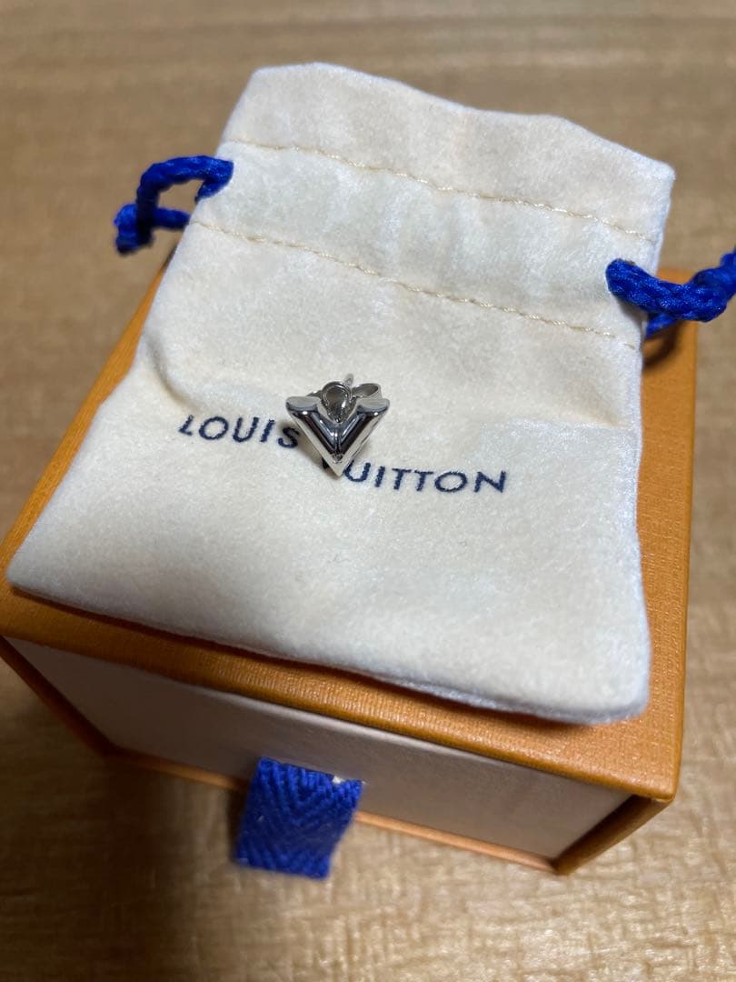 Louis Vuitton シルバー V字型ピアス