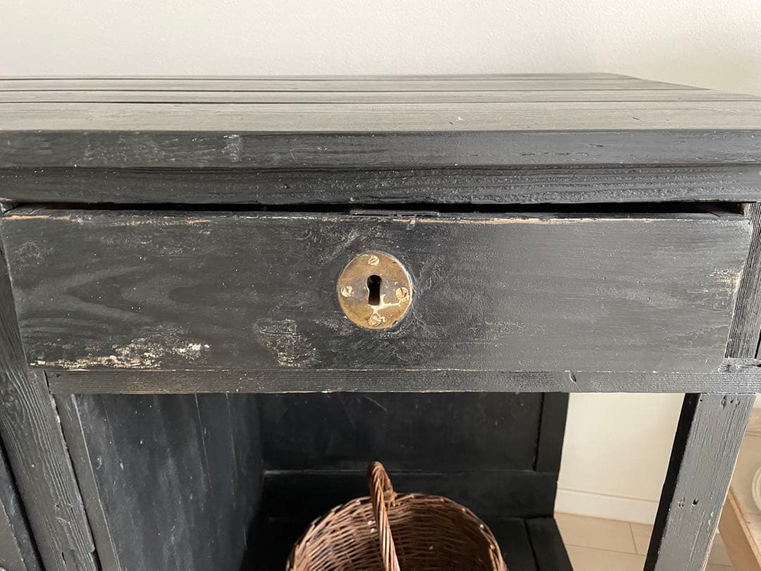 フランスアンティーク〜黒ペイントの袖付きカウンター・収納付き