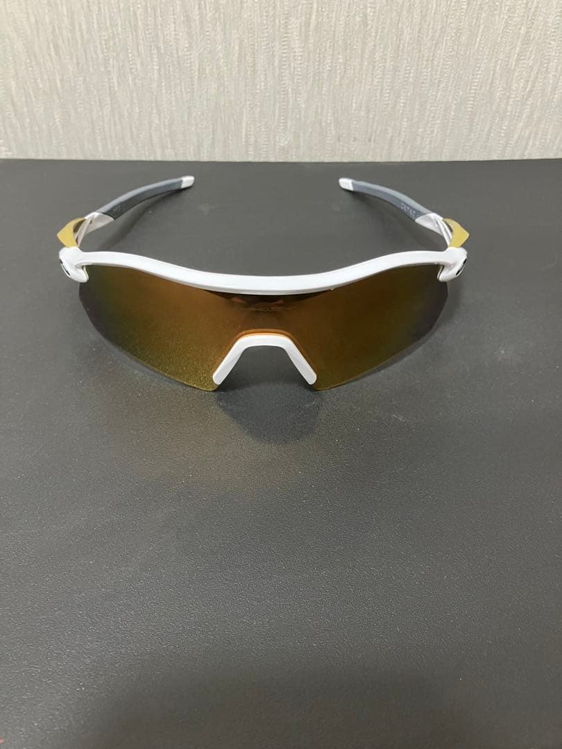 Oakley スポーツサングラス ホワイト/ゴールド
