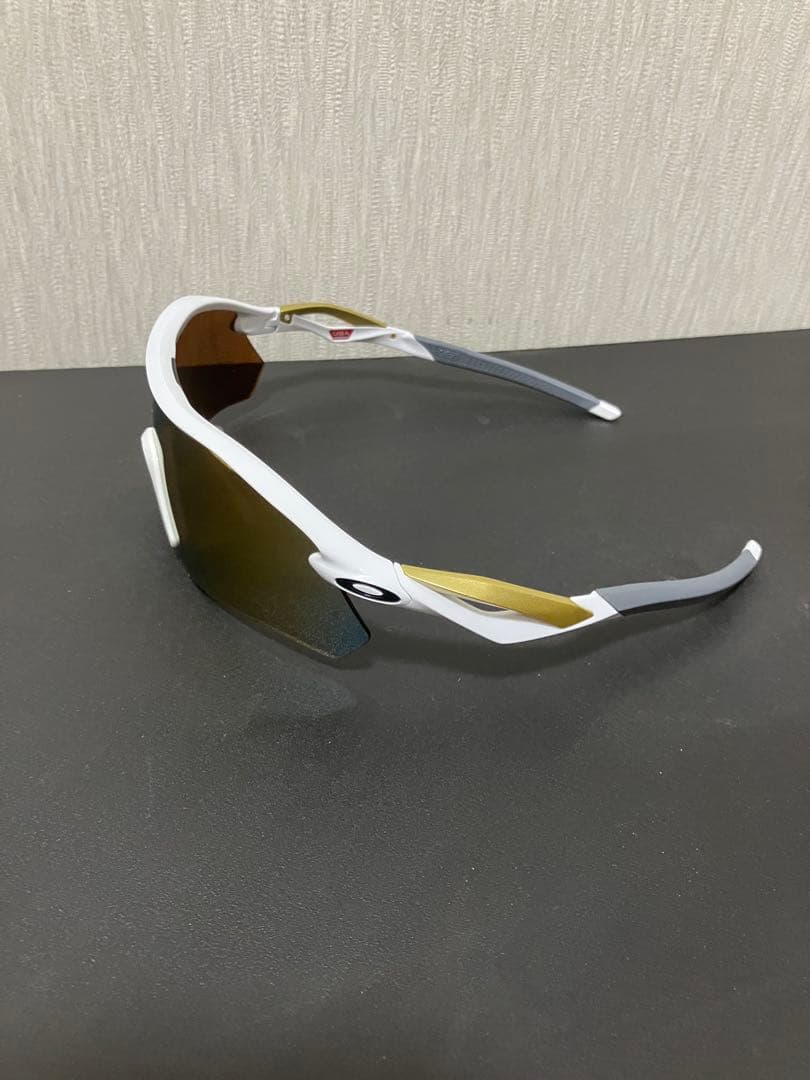 Oakley スポーツサングラス ホワイト/ゴールド