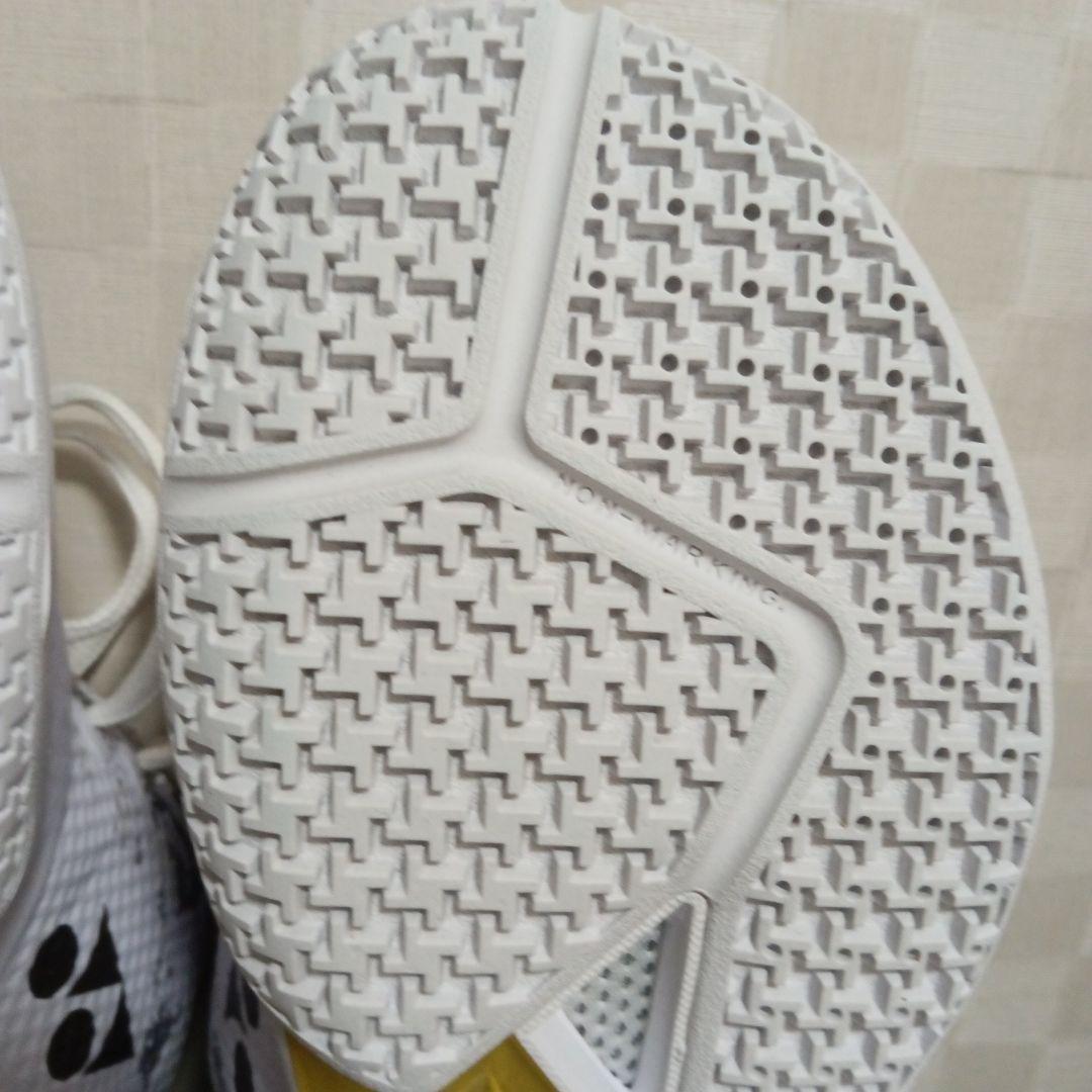 YONEXパワークッション バドミントンシューズ ホワイト２４㌢