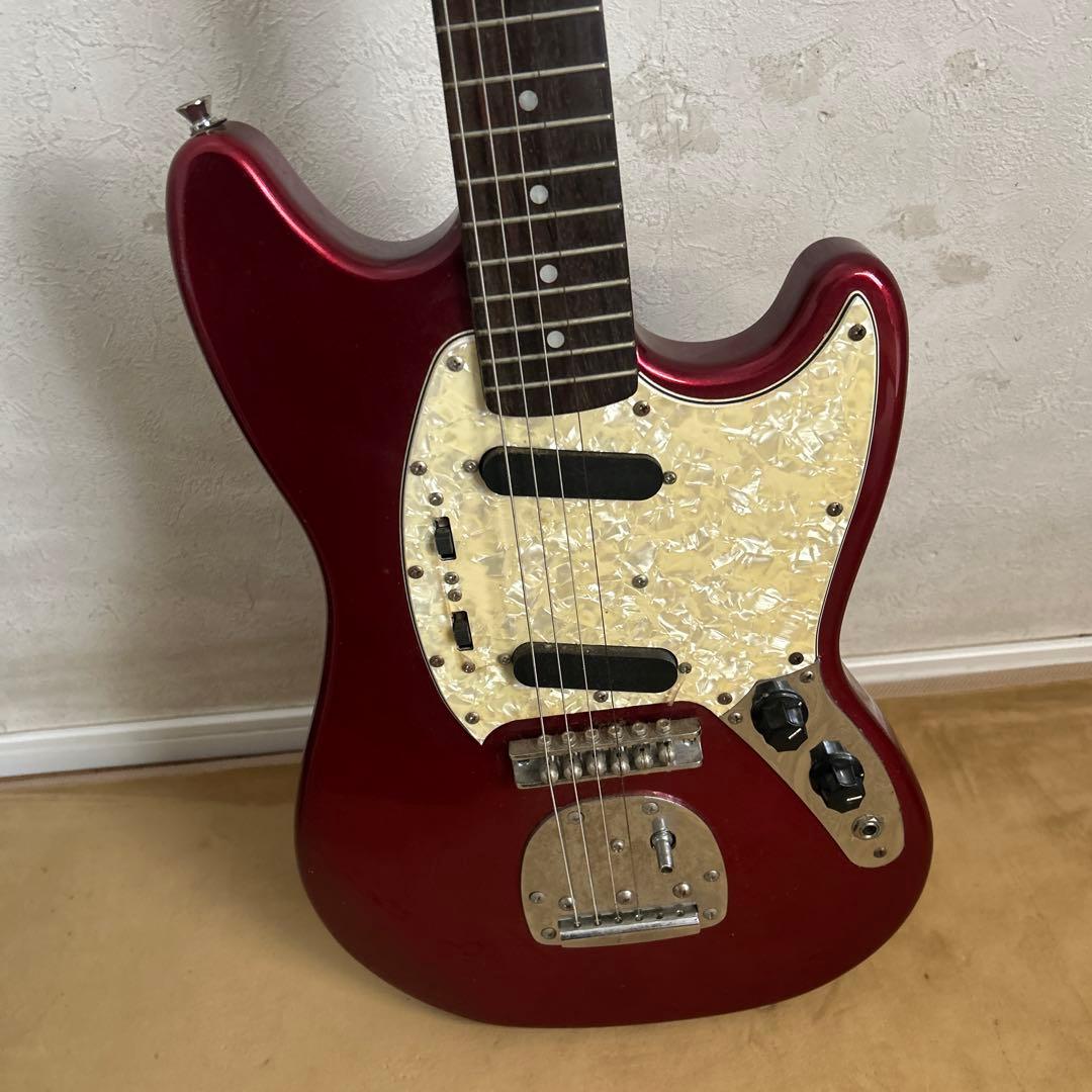 レッドエレキギター