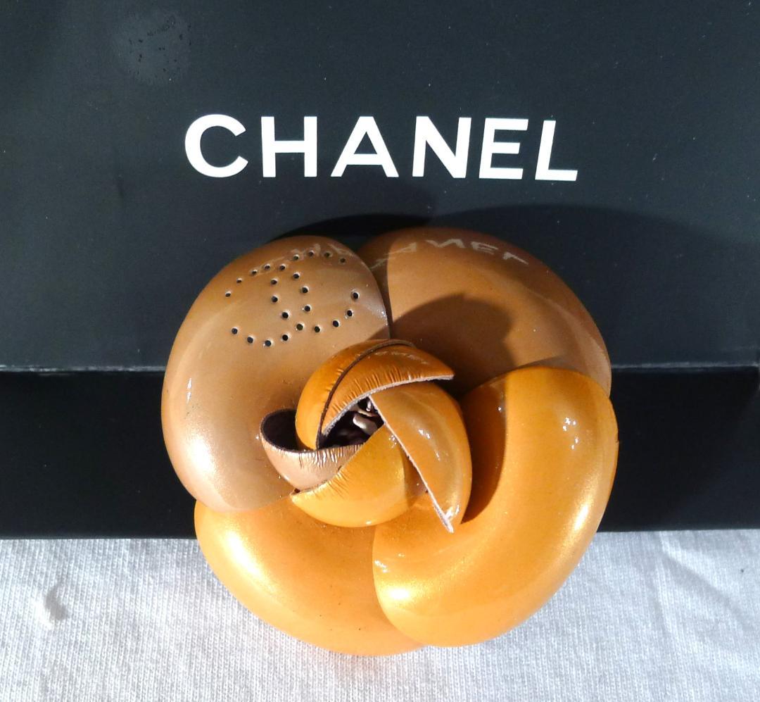 ◇【シャネル】フランス製イエロー＆ブロンズカラーカメリアレザーコサージュ(箱付）