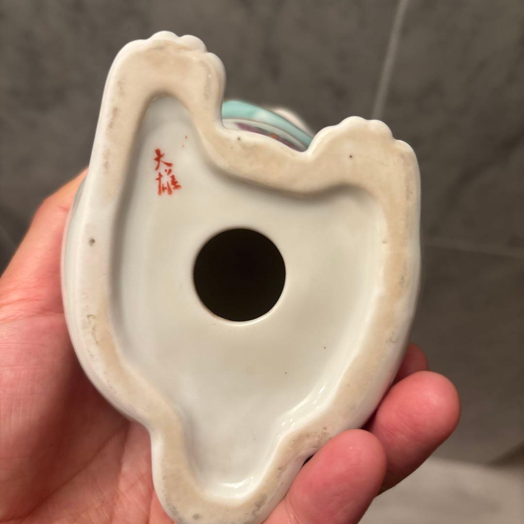 アンティーク作家さんもの瞳が神秘的でまつ毛、体の色彩豊かな蝶々が美しい招き猫