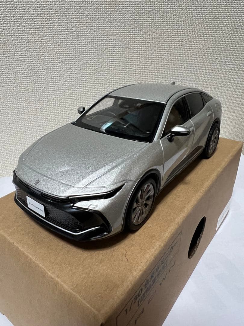 【非売品】 トヨタ CROWN 1/18 ミニカー シルバー