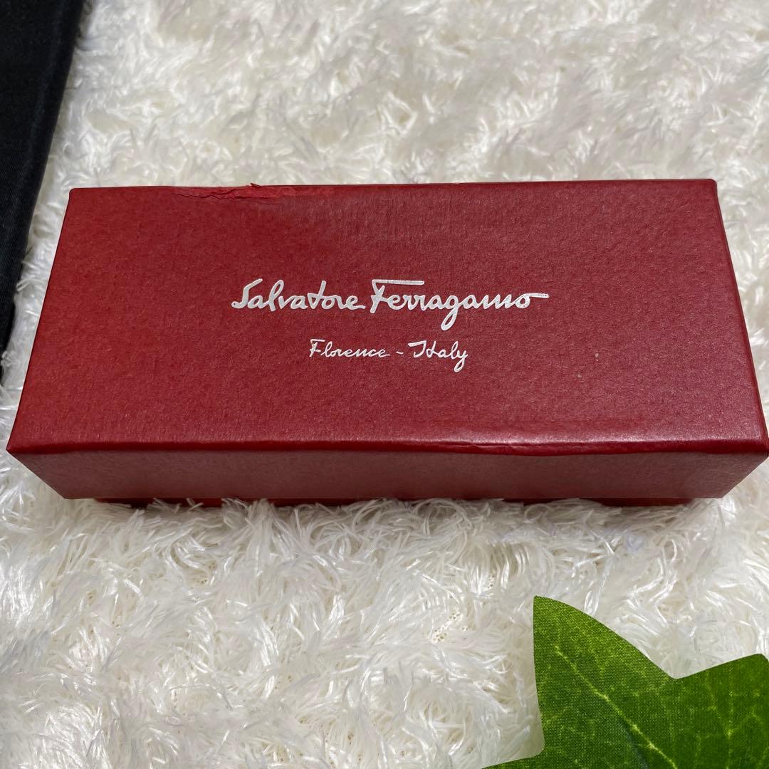 フェラガモ　バレッタ　シルバー　金具　お洒落　小物　箱付き