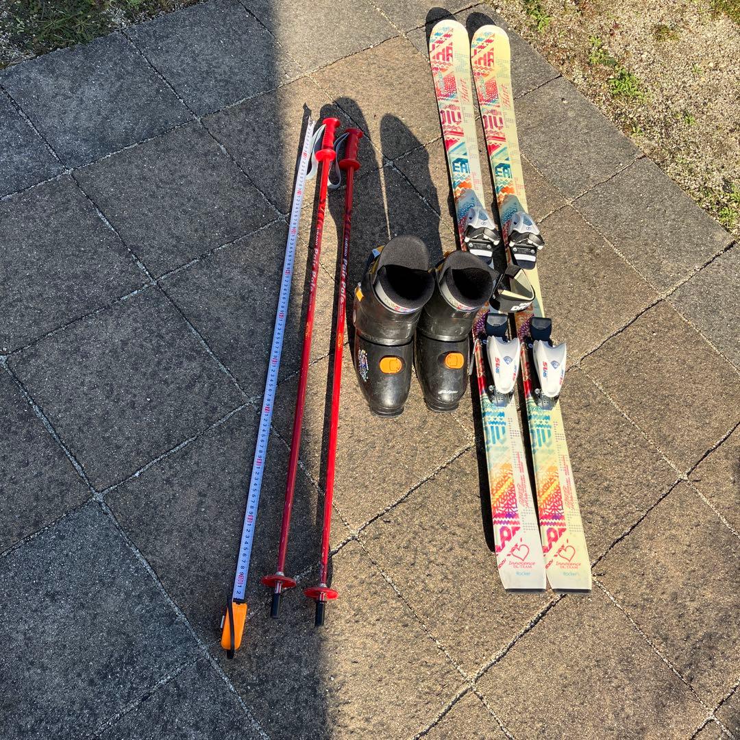 カラフルスキーセットと黒いブーツ