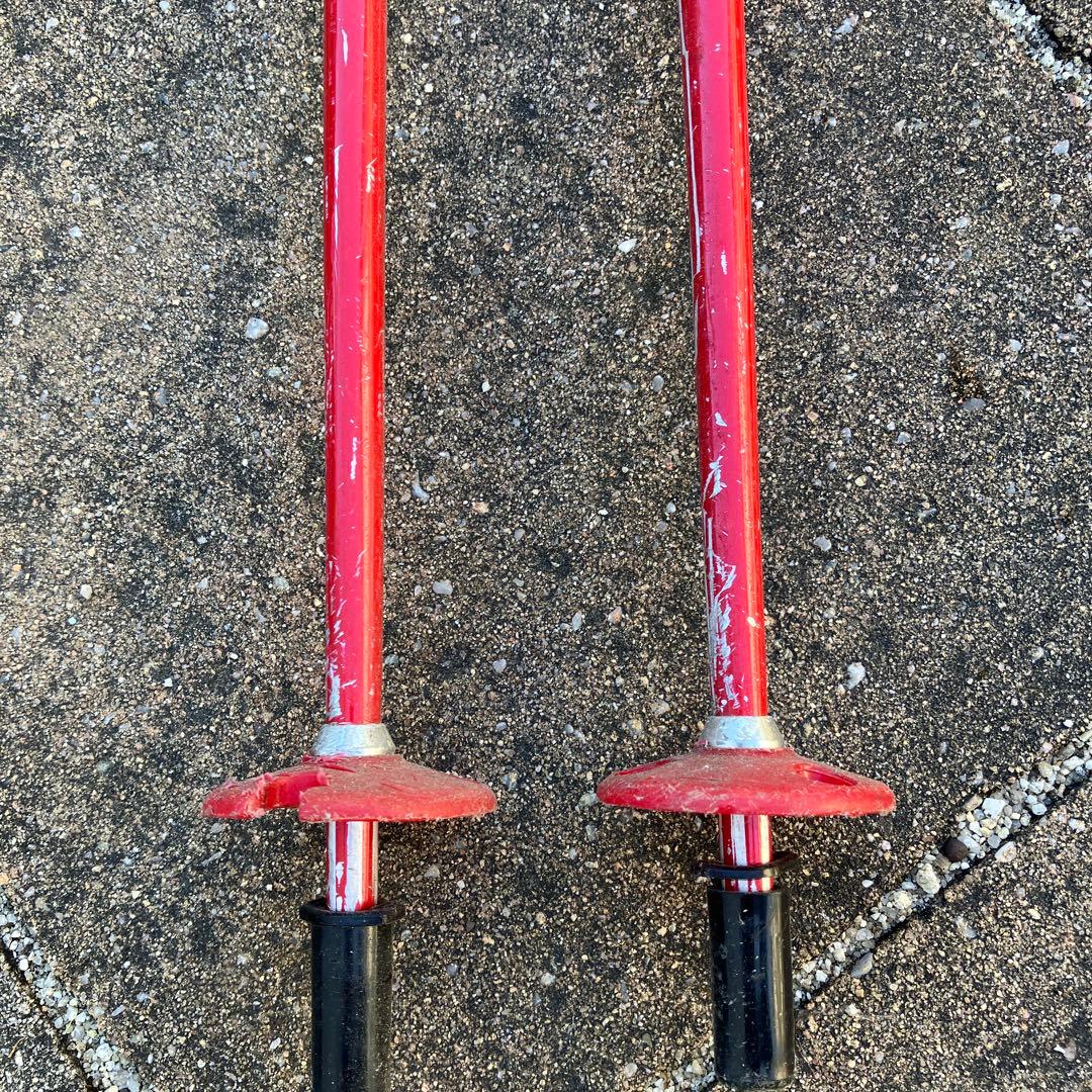 カラフルスキーセットと黒いブーツ