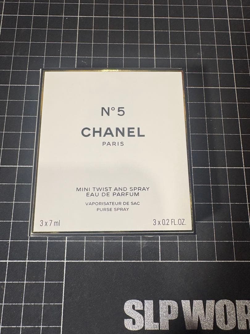 CHANEL No.5香水　2019クリスマス限定　ミニツイストスプレイ