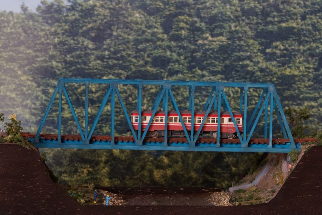 Nゲージ鉄道模型ジオラマ　トラス橋を渡る地方ローカル線