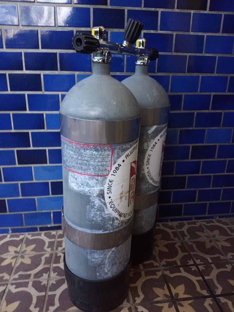 スキューバダイビング　メタリコン　ダブルタンク１４L x2　耐圧2026/6まで