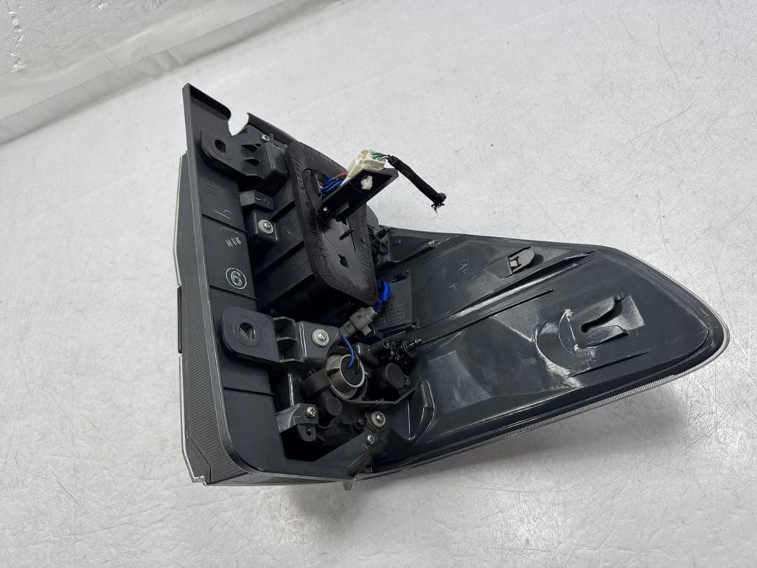 ヴェルファイア DBA-ANH20W 右テールランプ 2.4Z 758-29