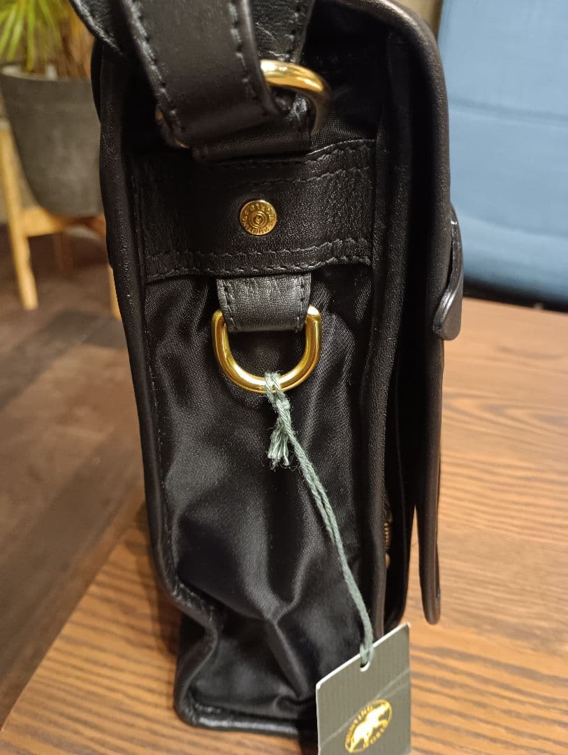 ハンティングワールド　ショルダービジネスバッグ