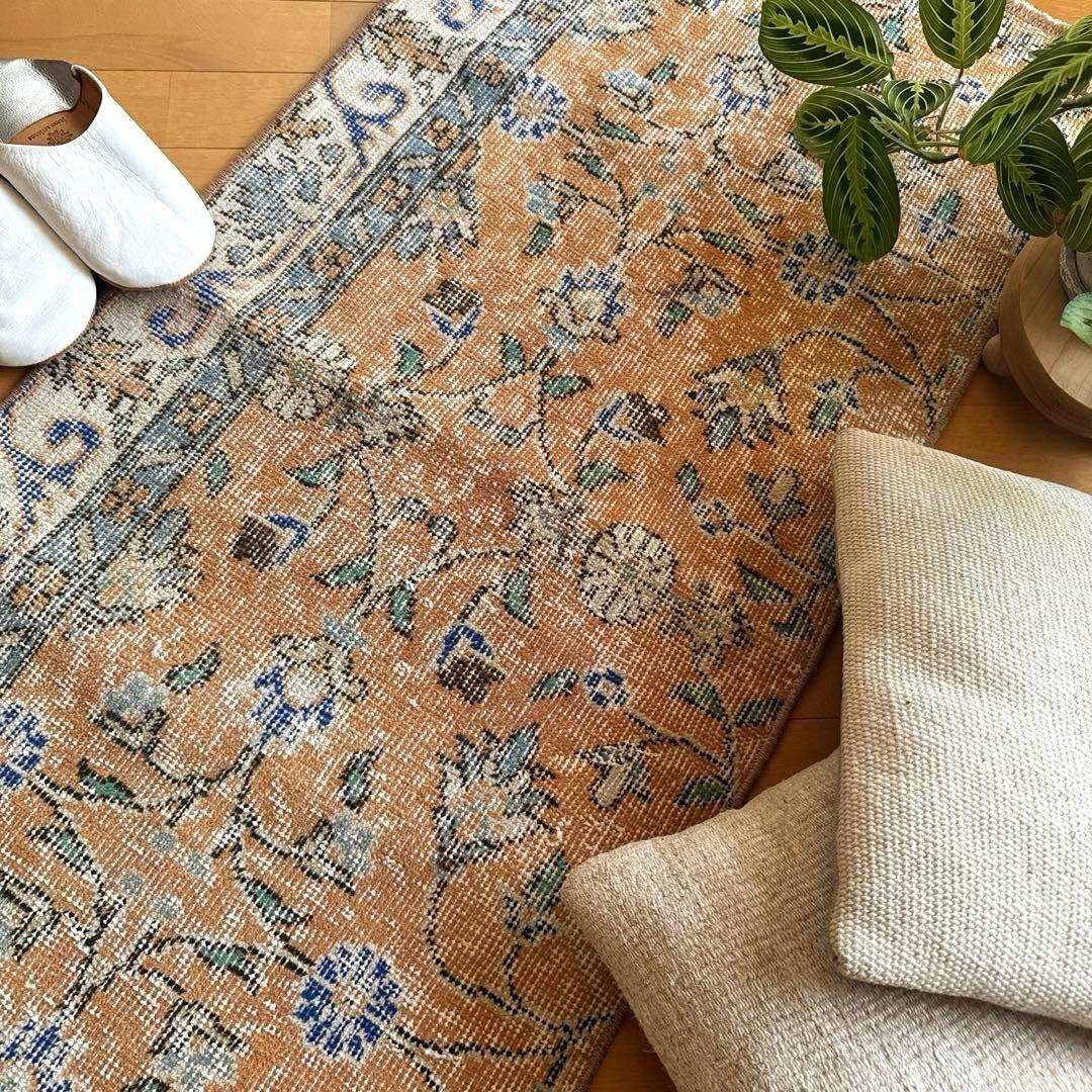 56×120ペールオレンジ　青い花　ボタニカル　トルコヴィンテージラグ