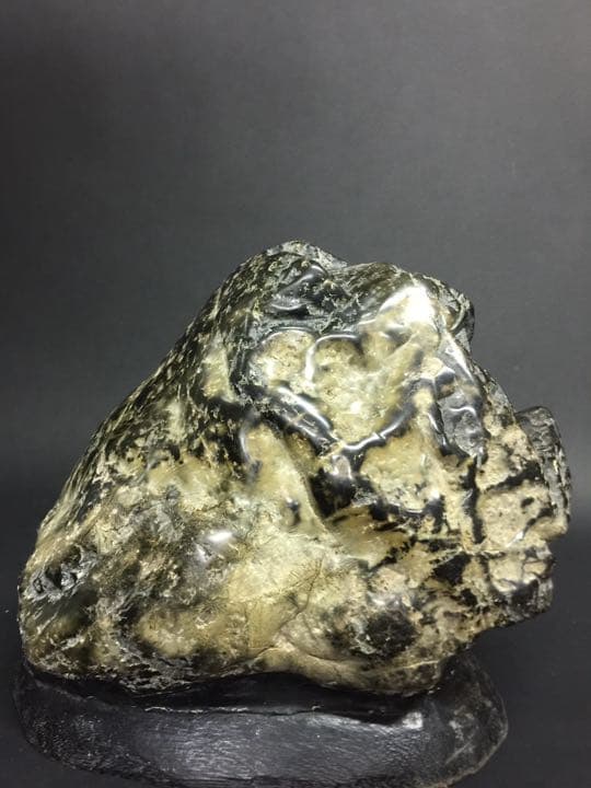 鑑賞石  素敵な黒と半透明な薄い褐黃石より玉石