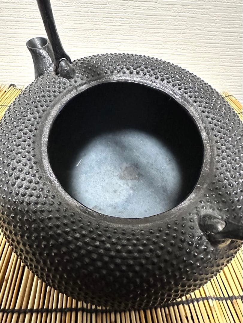 未使用品、タグ付　南部照光堂 心斎作 １８型アラレ　南部鉄瓶　南部鉄器　鉄瓶