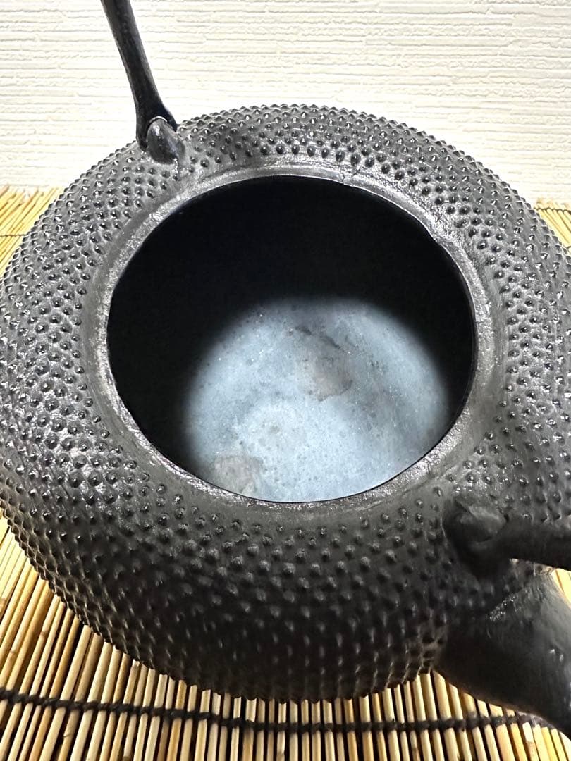 未使用品、タグ付　南部照光堂 心斎作 １８型アラレ　南部鉄瓶　南部鉄器　鉄瓶