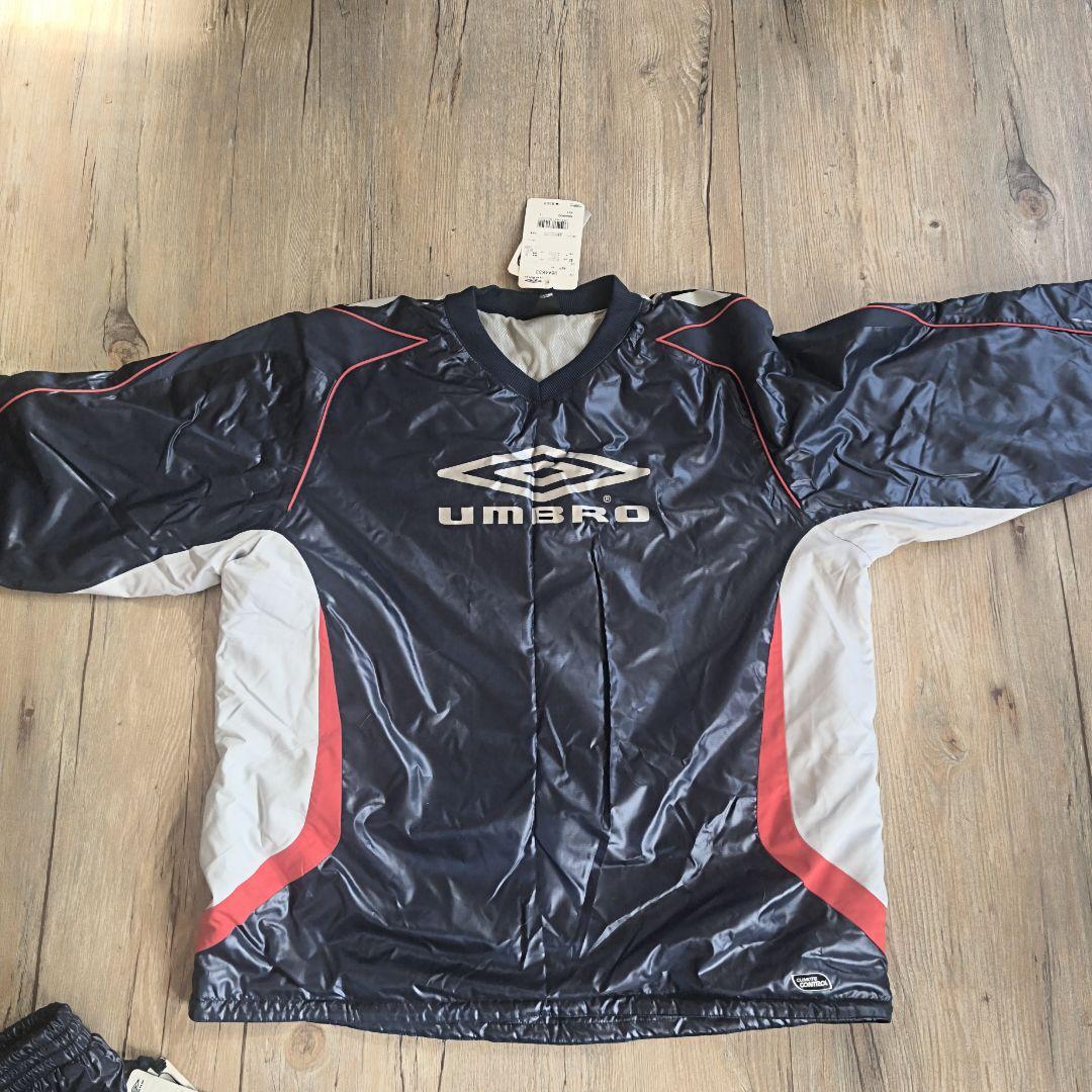 UMBRO ピステ・ウィンドブレーカー ネイビー　新品　サーモライト　中綿