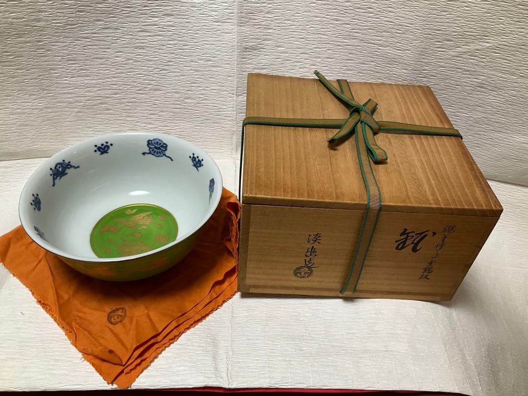 林淡幽　鶸金蘭手雲鶴紋鉢　五山窯　菓子鉢　共箱　宝尽くし柄