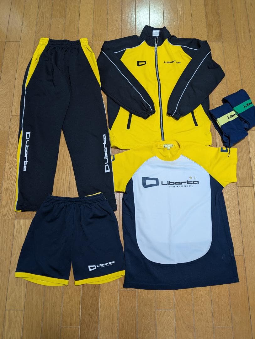 美品【（160）サッカー リベルタのユニフォーム4点・ソックス・スネあて】