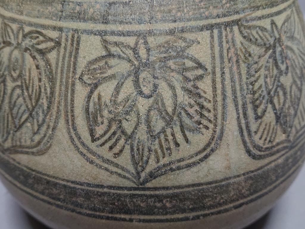 コレクター収集品　タイ　スワンカローク　鉄絵草花紋僧侶托鉢鉢　13～15世紀