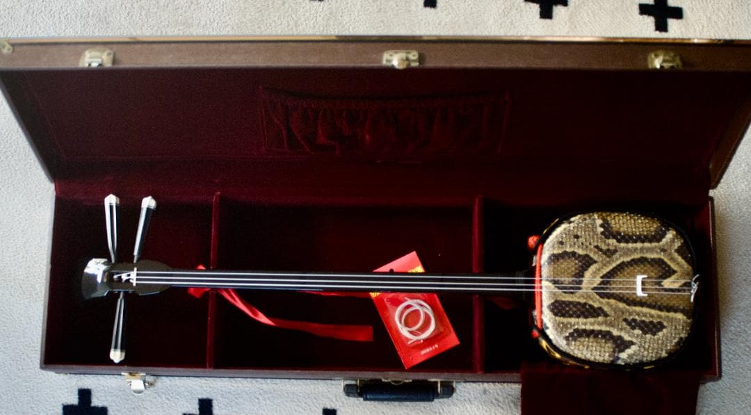 三線　沖縄　本皮強化張り 爪、ハードケース付　三味線　送料込み