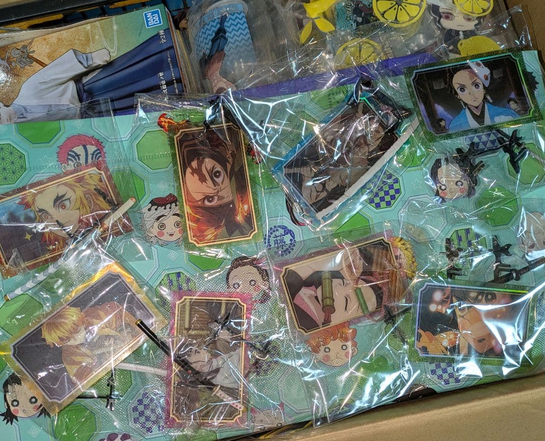 鬼滅の刃　アクスタ　ラバスト　缶バッジ　大量　まとめ売り